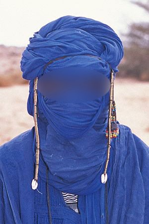 Un Homme Portant Un Chapeau Turban Coloré